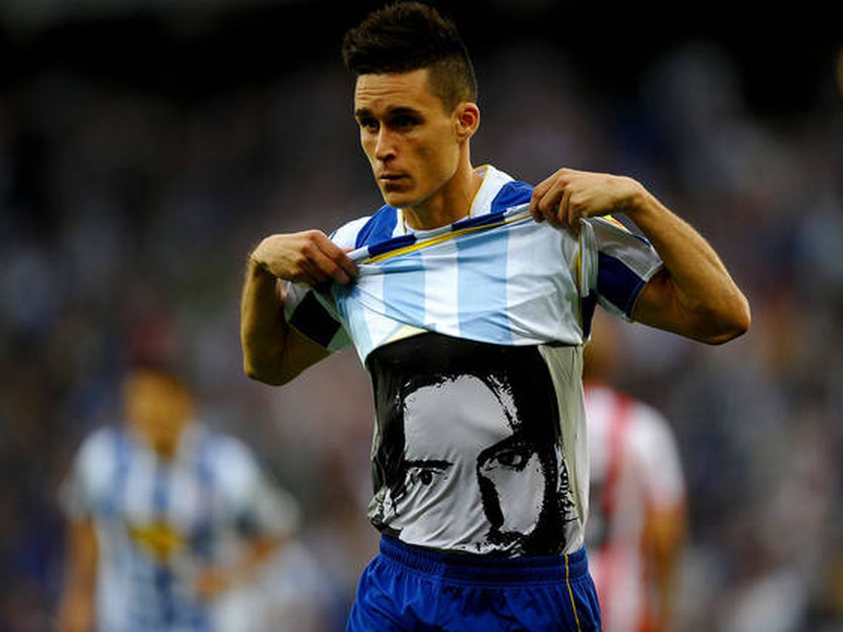 Foto:  José Callejón muestra la cara de Jarque bajo su camiseta tras marcar.