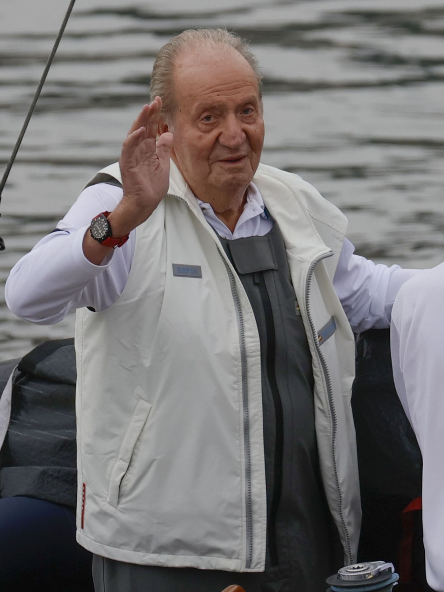 El rey emérito Juan Carlos I a bordo del 'Bribón' para competir en el trofeo InterRías de Sanxenxo (RCNS), en mayo de 2022. (EFE/Lavandeira Jr.)