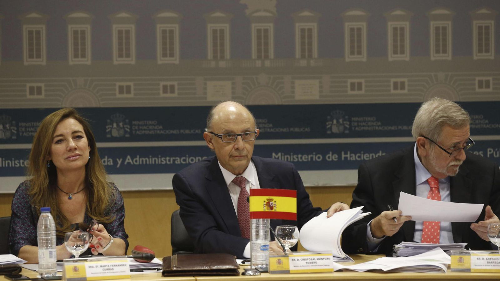 Foto: Montoro (c), junto al secretario de Estado de Administraciones Públicas, Antonio Beteta, y la secretaria de Estado de Presupuestos, Marta Fernández Curras, durante su asistencia al CPFF. (EFE)