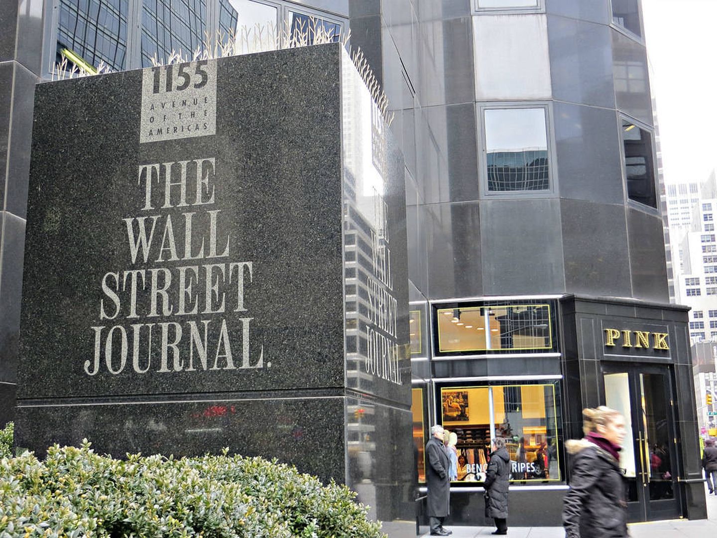 Entrada de la sede de 'The Wall Street Journal' en la Sexta Avenida de Nueva York. 