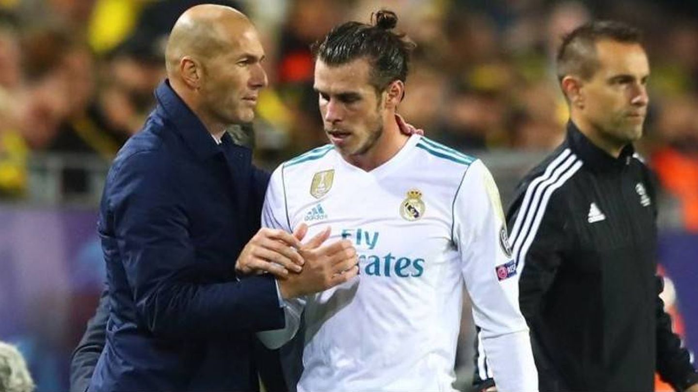 Zidane saluda a Bale tras sustituirle en un partido. (Reuters)