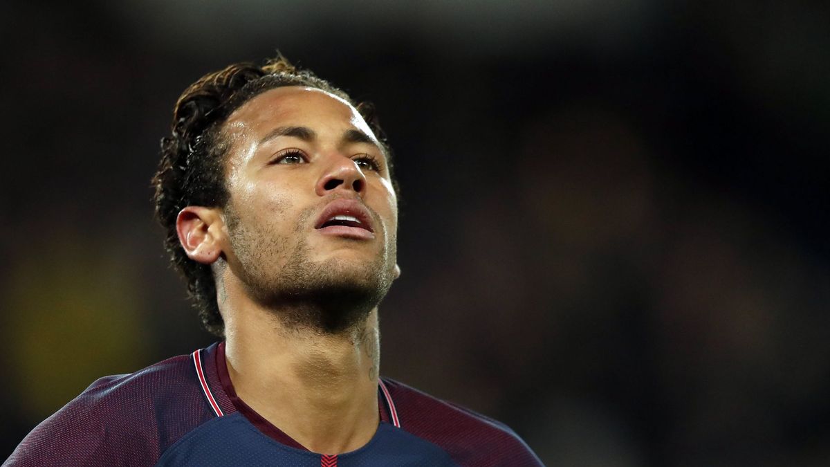 La afición del PSG abuchea a Neymar por no dejar a Cavani batir un récord histórico