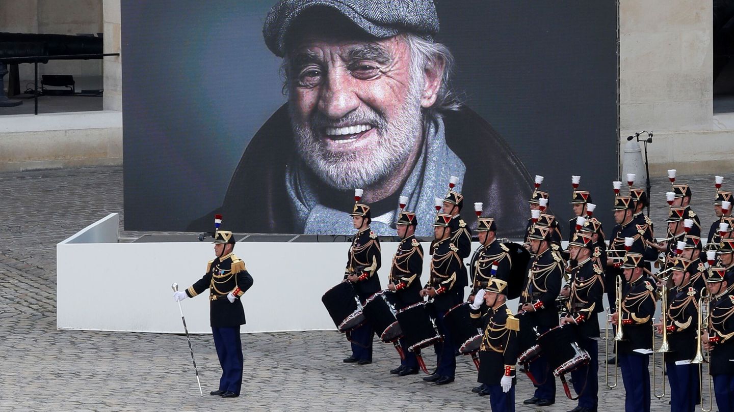 La banda de música interpreta una pieza mientras en la pantalla se ve el rostro del actor. (Reuters) 