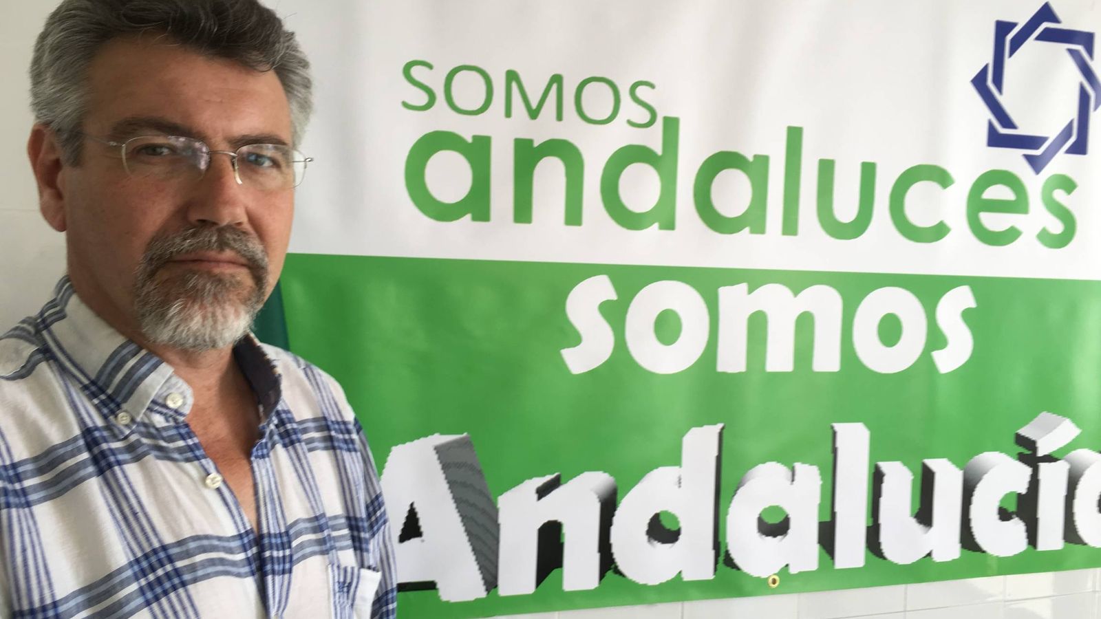 Foto: Francisco Bautista en la sede de Somos Andalucía en Málaga. (Agustín Rivera)