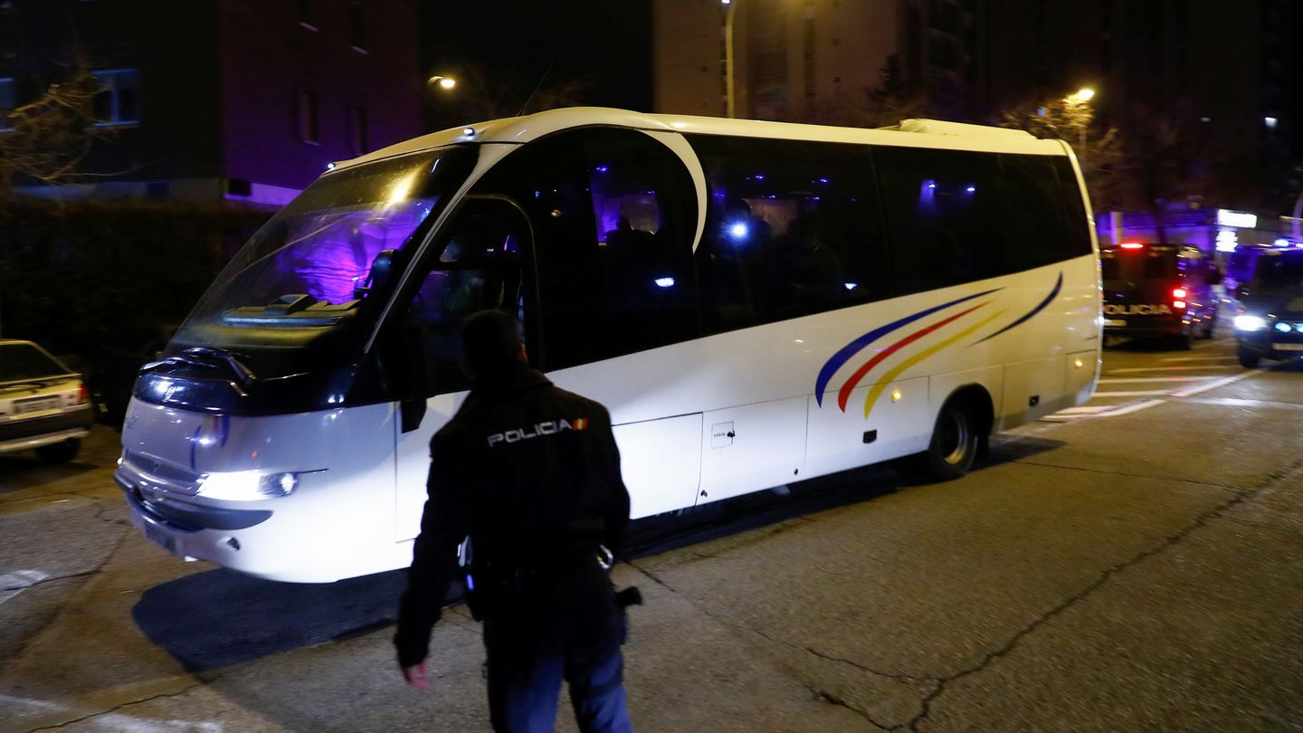Un autobús traslada a los españoles repatriados al hospital Gómez Ulla. (Reuters)