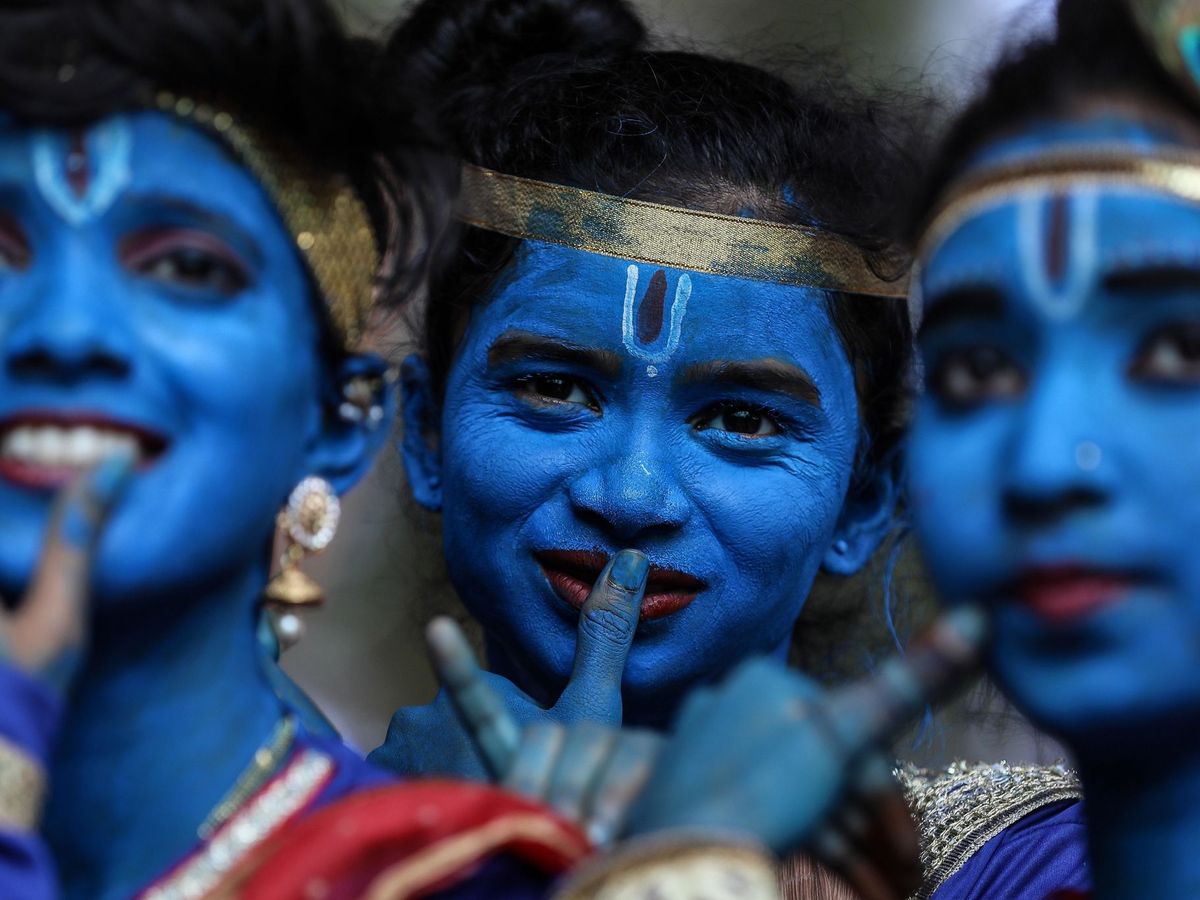 Foto: Un grupo de estudiantes india visten como una de las deidades más populares del panteón hindú, Krishna. (EFE)
