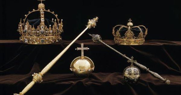Foto: Las joyas de la Corona expuestas en la catedral de Strängnäs. (Policía de Suecia)