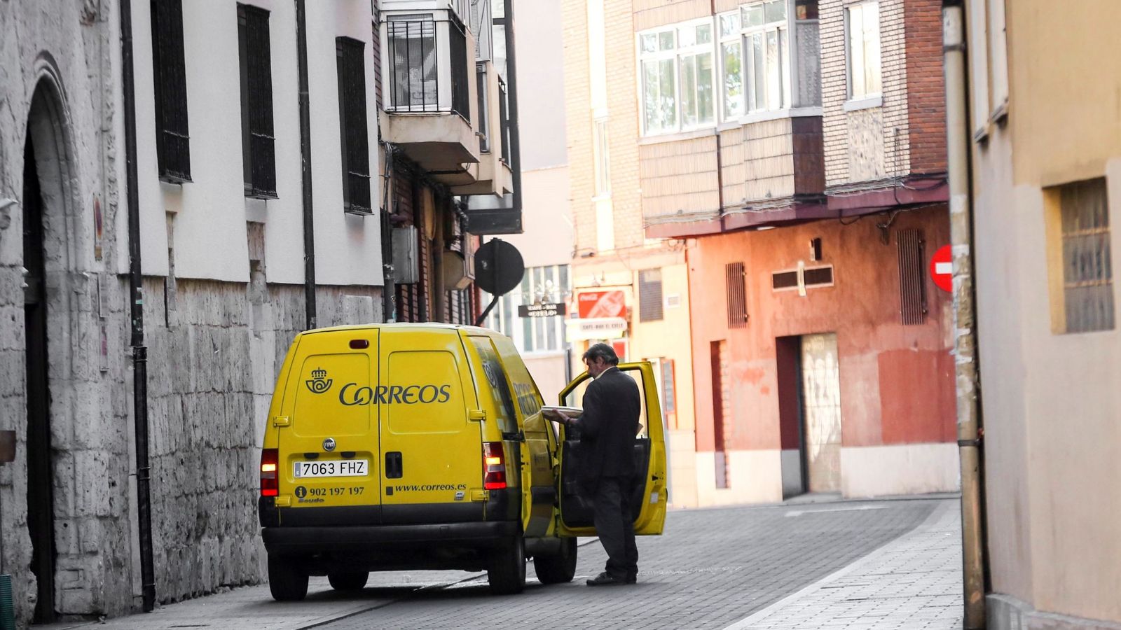 Foto: Imagen de un trabajador de Correos en Valladolid. (EFE)