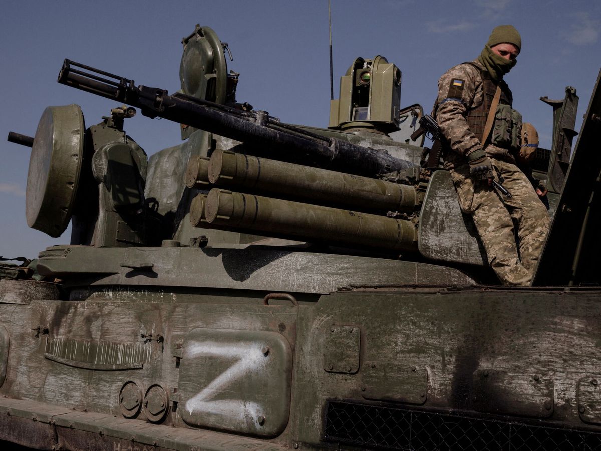 Foto: Soldados ucranianos sobre un tanque militar ruso. (Reuters/Thomas Peter)
