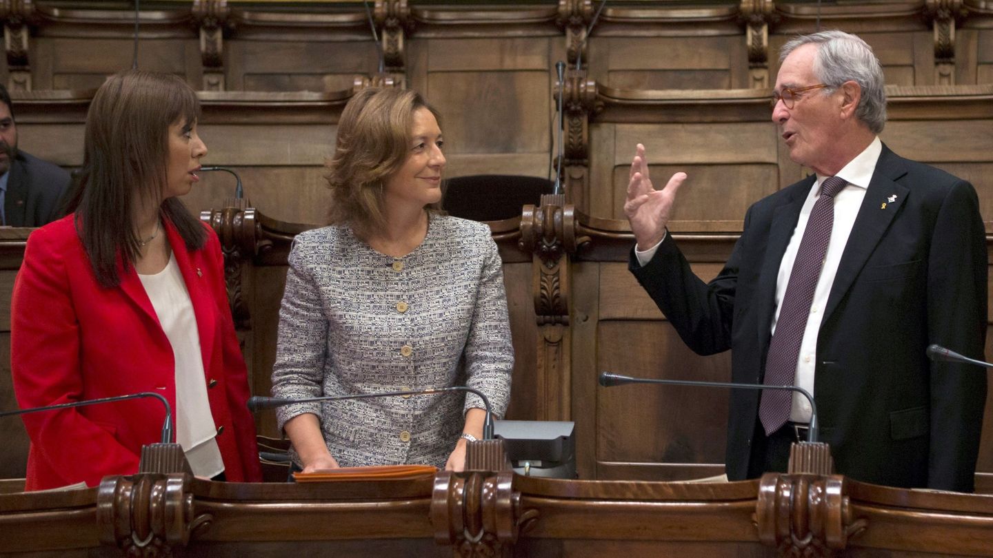 El exalcalde de Barcelona, Xavier Trias y concejal por el PDeCAT (d) habla con las concejales de Ciudadanos Carina Mejias (c) y Marilén Barceló. (EFE)