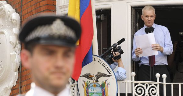 Foto: Julian Assange en la Embajada de Ecuador en Londres en 2012. (Reuters)