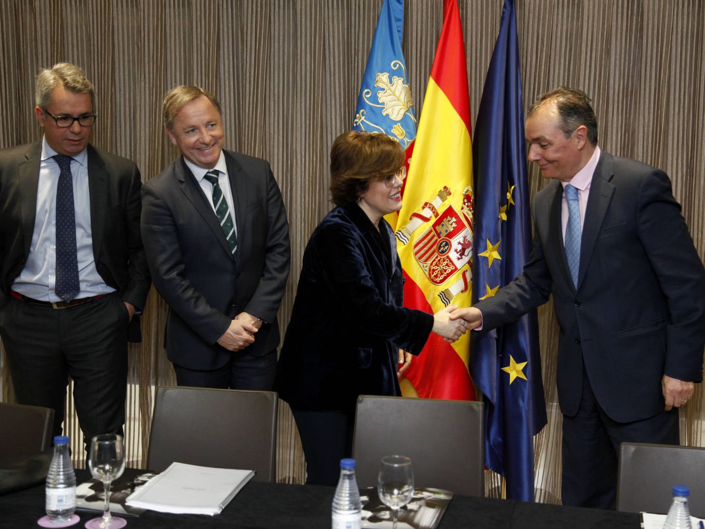 Sáenz de Santamaría saluda a Salvado Navarro (CEV). Al lado, Moragues, delegado del Gobierno, y Diego Lorente, de AVE. (GOB)