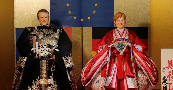 Foto: Muñecos "hina" decorativos hechos en Japón con la figura de Emmanuel Macron y Angela Merkel. (Reuters)