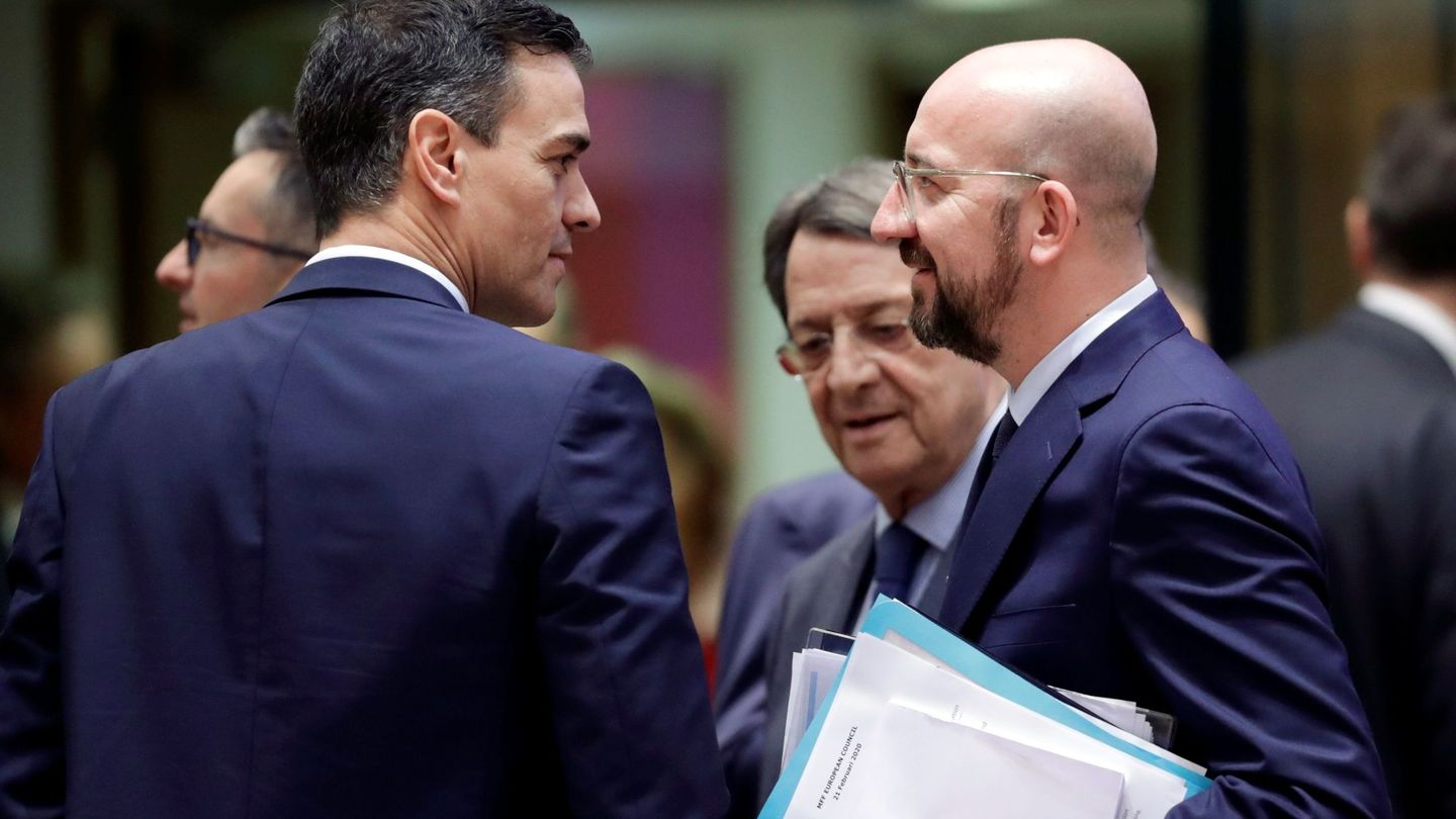 El presidente del Gobierno, Pedro Sánchez (i), y el presidente del Consejo Europeo, Charles Michel, durante la celebración de un consejo el pasado mes de febrero. (EFE)