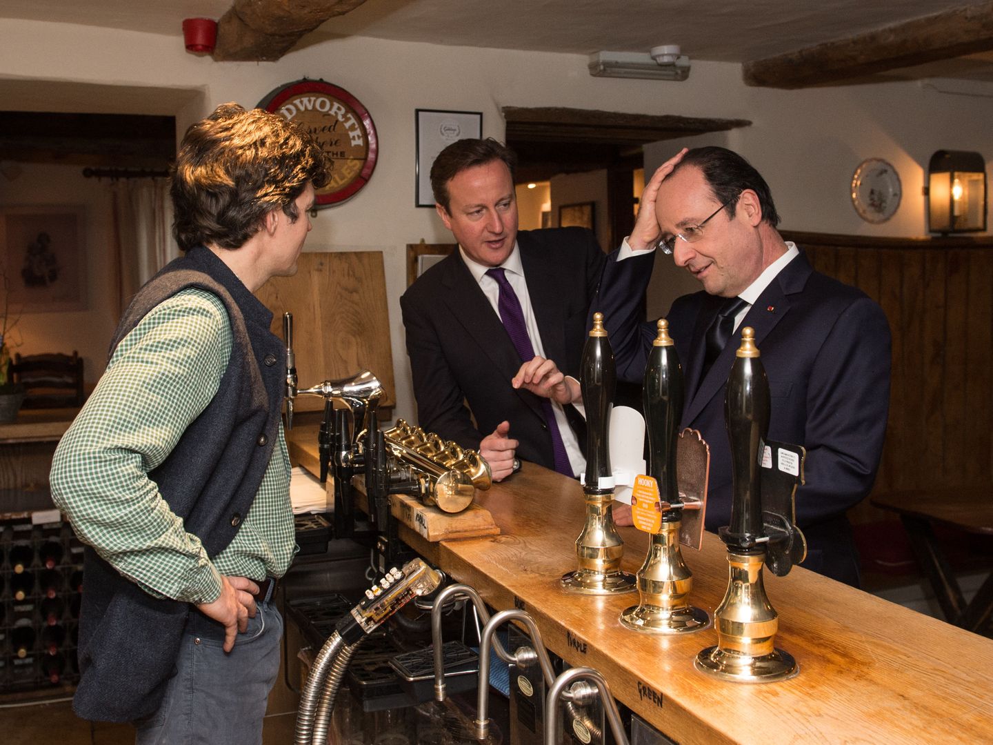 David Cameron y François Hollande en un pub (I.C.)