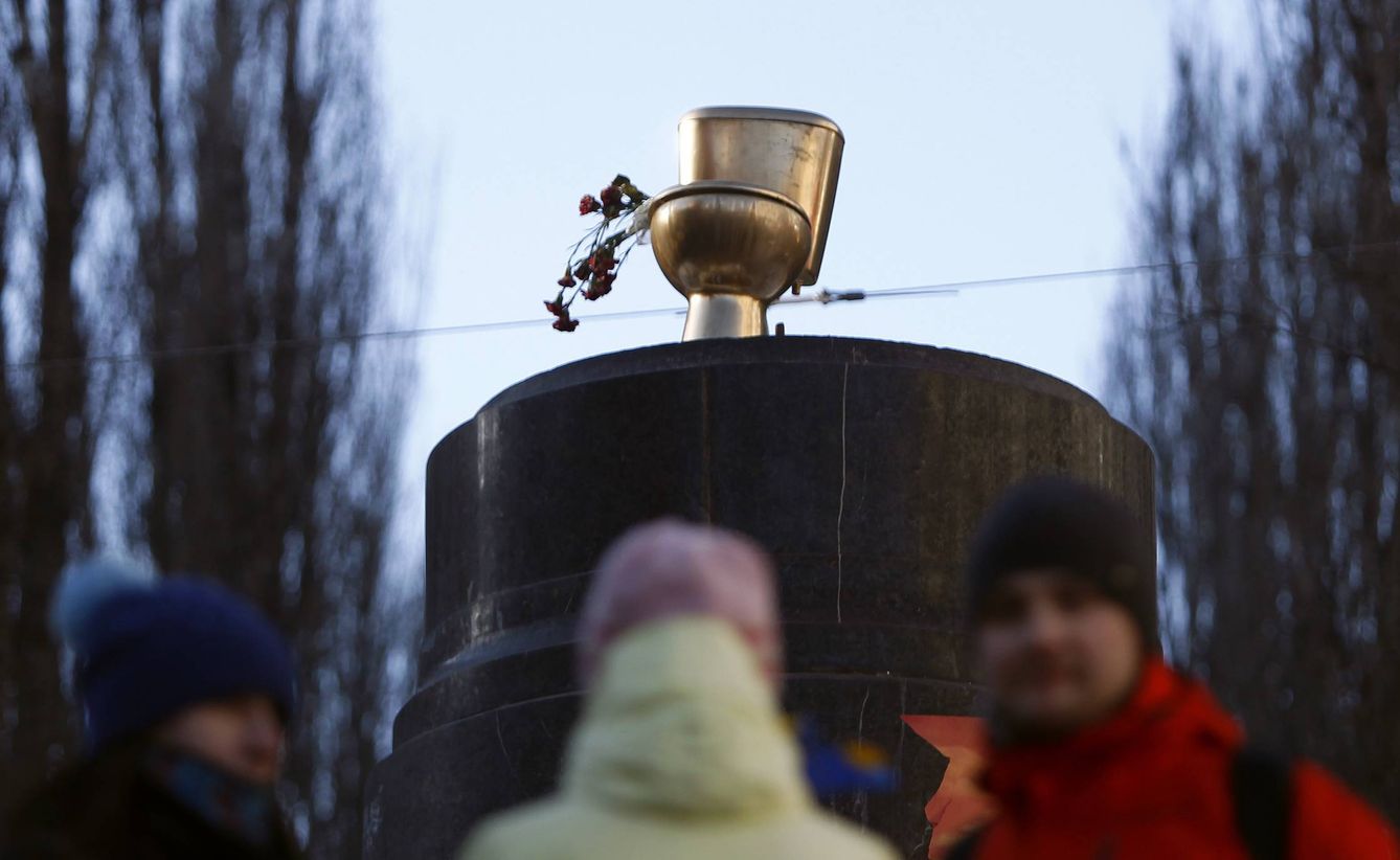 Imagen del váter de oro instalado tras el derribo de la estatua de Lenin en Kiev (Reuters).