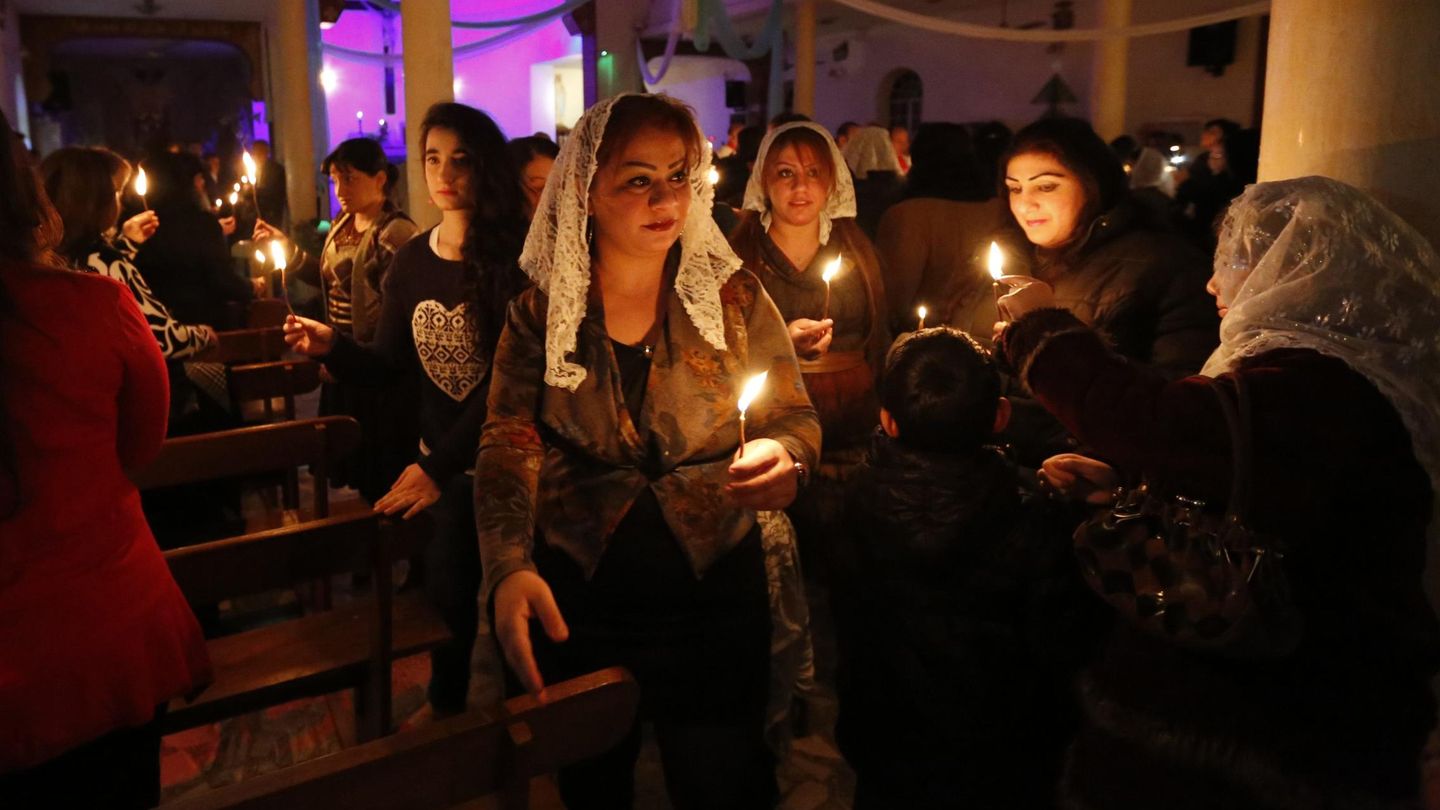 Cristianos rezando en una capilla en Irak (Reuters).