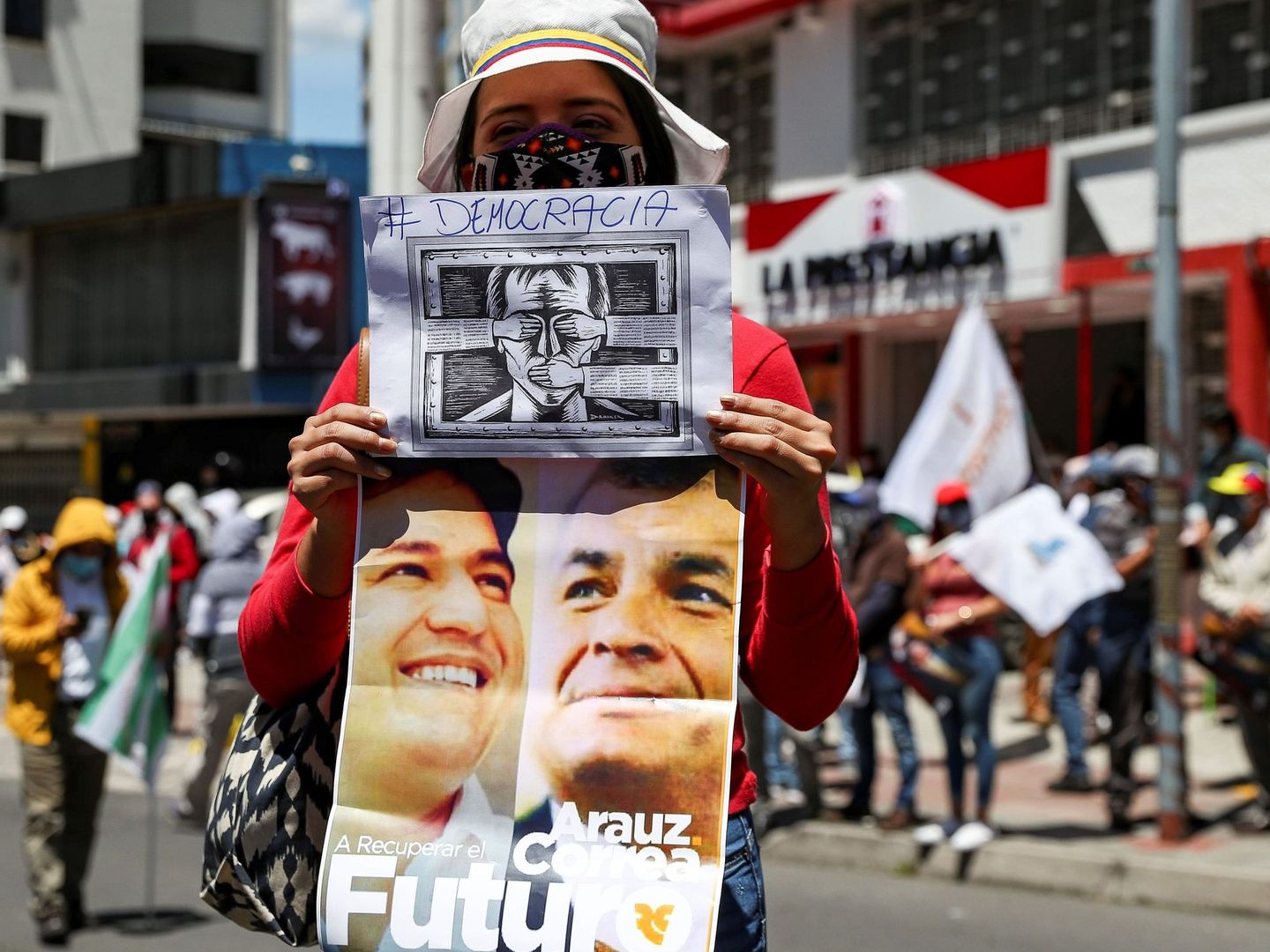 Una ciudadana de Ecuador durante una concentración política en septiembre. (EFE)