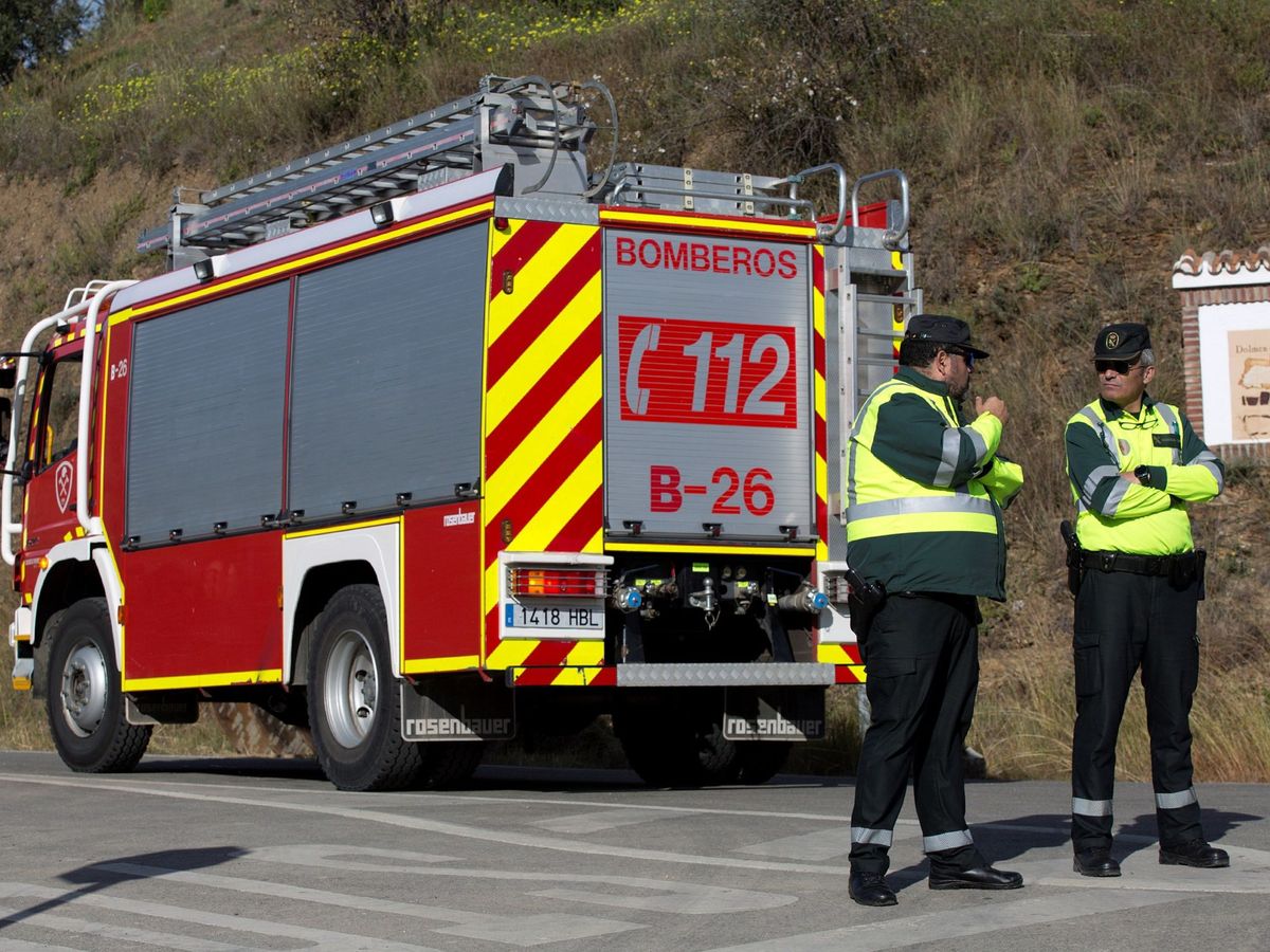 Foto: Dos bomberos en Asturias, en una imagen de archivo. (EFE)