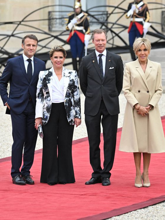 Los grandes duques de Luxemburgo con los Macron. (Gtres)