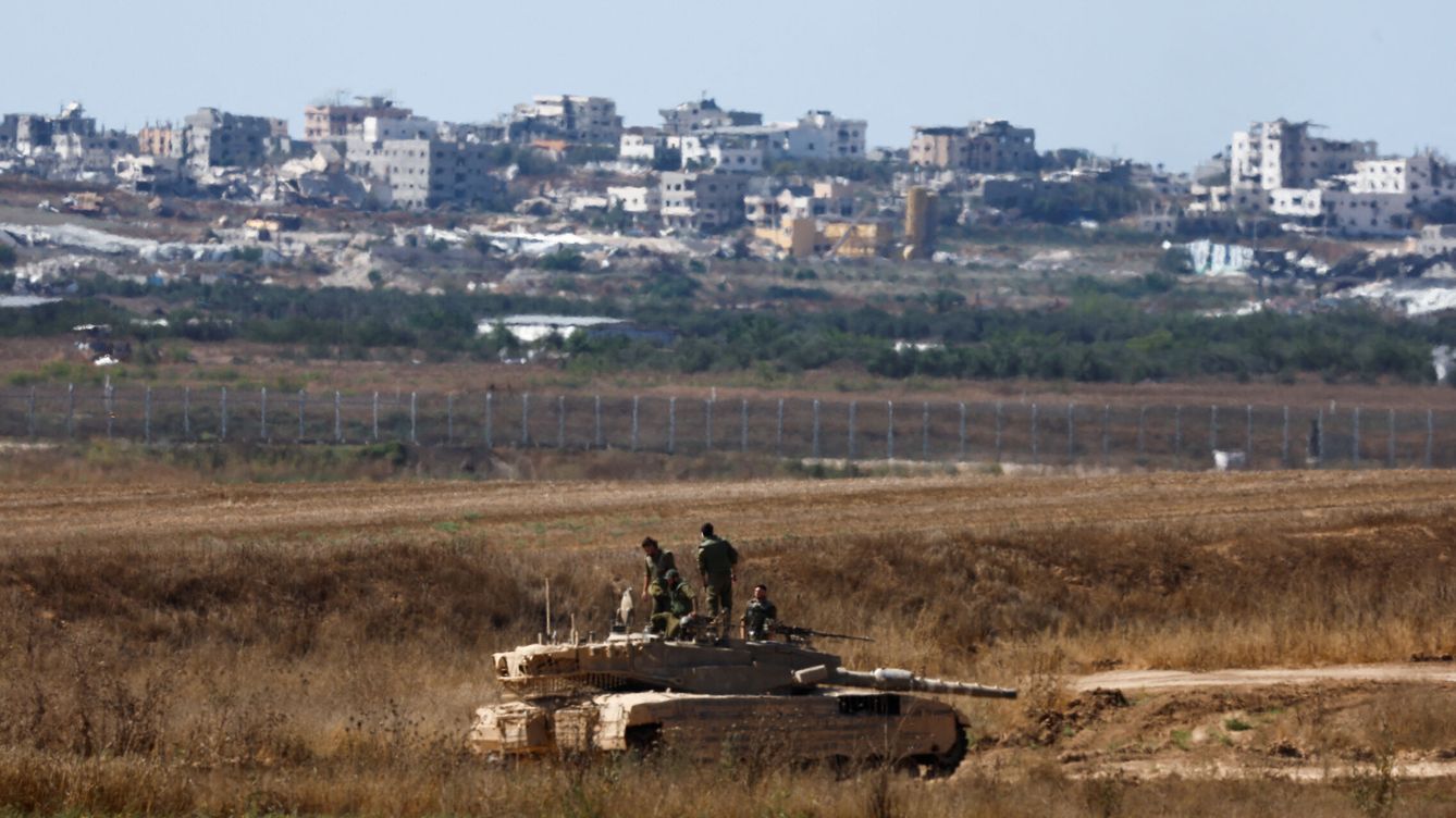 Foto: Soldados israelíes sobre un tanque en la frontera con Gaza. (Retuers/Amir Cohen)