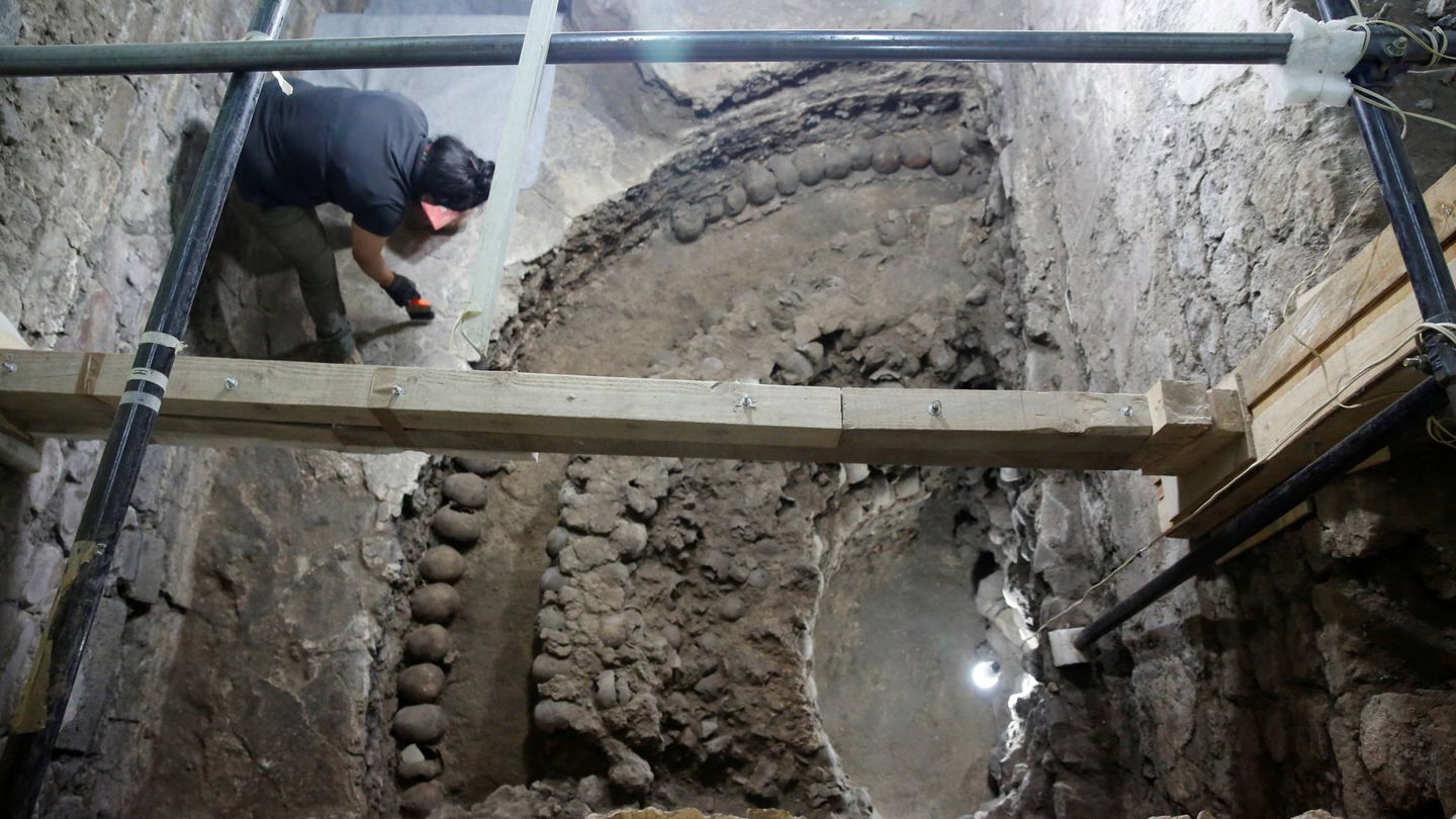 La antropóloga Íngrid Trejo en el yacimiento de Templo Mayor (Tenochtitlán). (Reuters/Henry Romero)