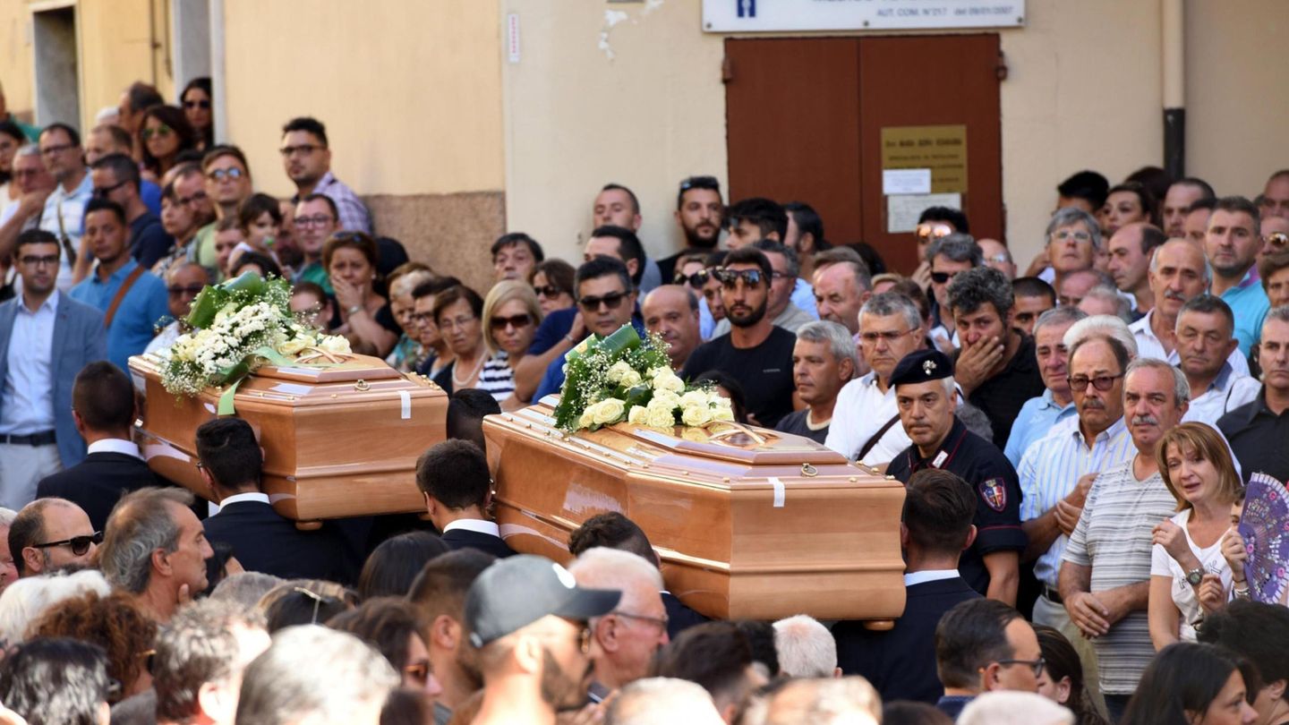 Varias personas asisten al funeral de los hermanos Luigi y Aurelio Luciani, de 47 y 43 años, en San Marco in Lamis, el 11 de agosto de 2017. (EFE)