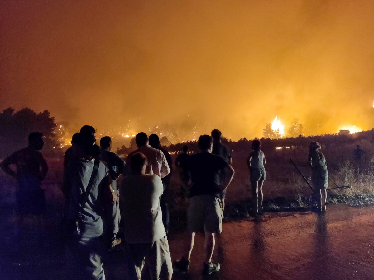 Foto: Residentes de la isla de Eubea observan el avance de las llamas. (EFE)