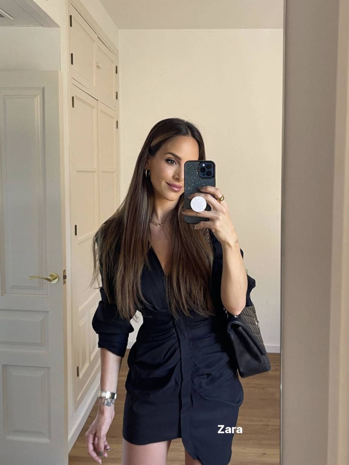 Rocío Osorno posa en Instagram con un vestido negro de Zara. (Instagram, @rocio0sorno)