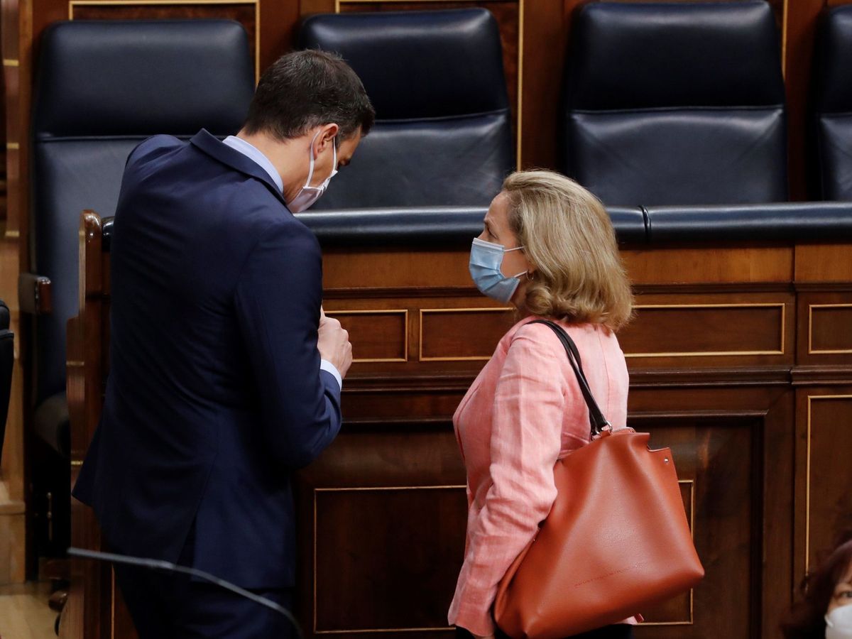 Foto: El presidente del Gobierno, Pedro Sánchez, habla con la ministra de Economía, Nadia Calviño. (EFE)