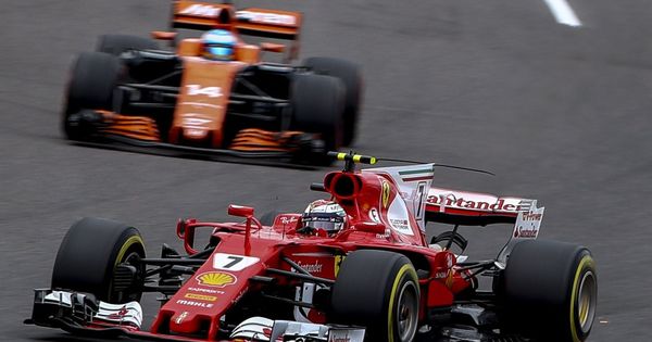 Foto: Raikkonen y Fernando Alonso en una carrera de 2017. (EFE)
