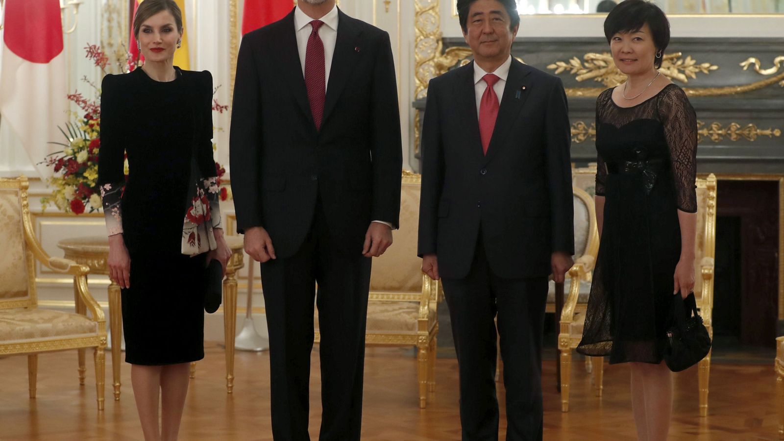 Foto: Los Reyes con el primer ministro y su esposa. (EFE)