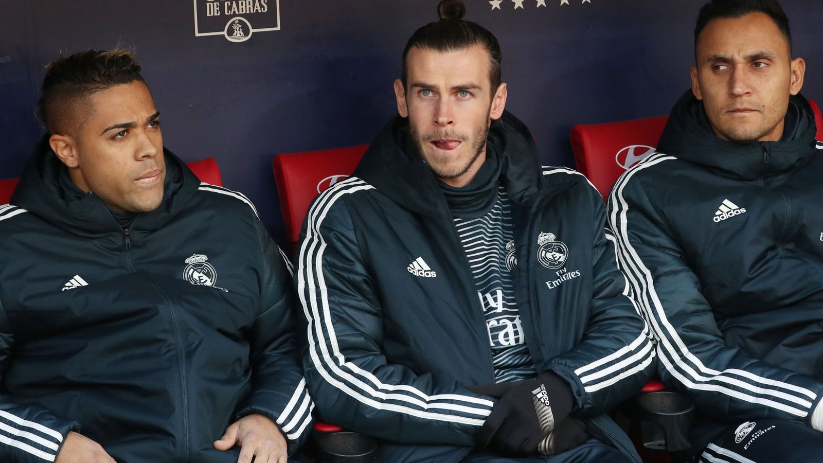 Foto: Gareth Bale en el banquillo con gesto serio junto a Mariano y Keylor Navas. (Efe)