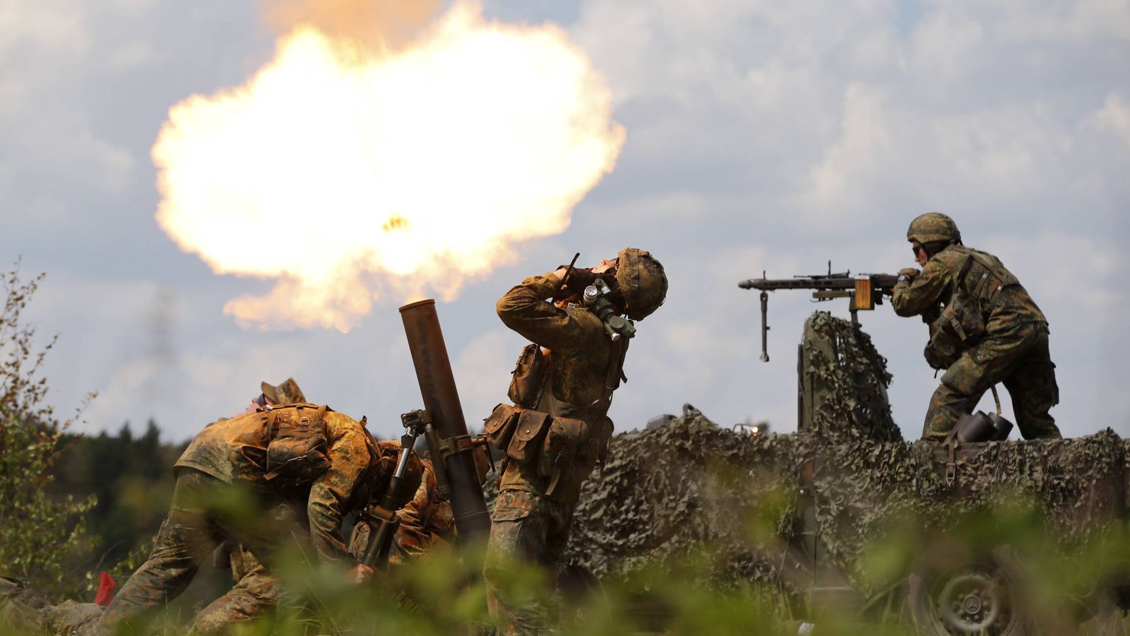 Foto: Militares alemanes del Bundeswehr disparan proyectiles de mortero durante un entrenamiento en Bergen (Reuters).