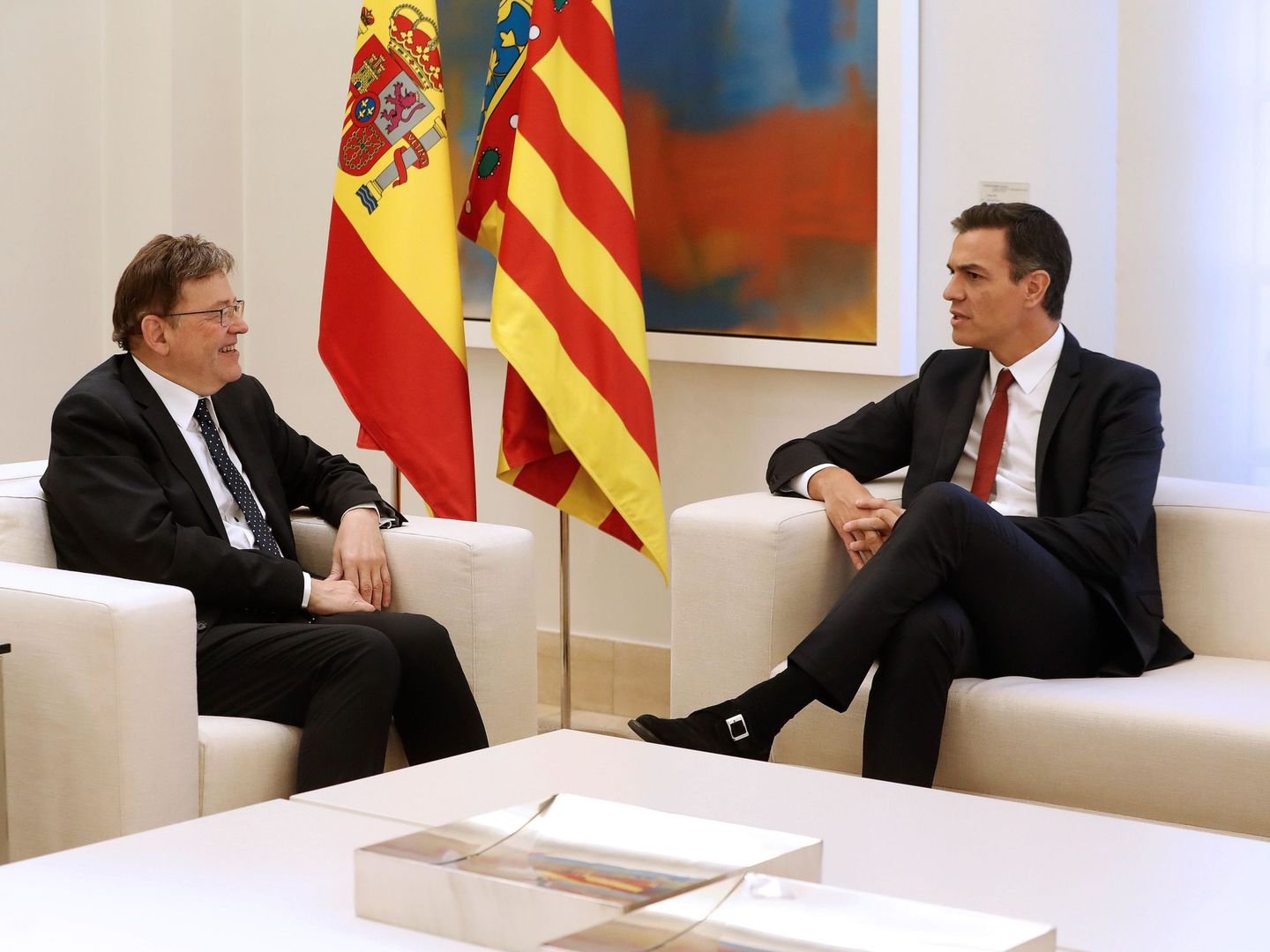 El presidente del Gobierno, Pedro Sánchez (d), y el president de la Generalitat Valenciana, Ximo Puig (i), conversan durante la reunión que han mantenido en el Palacio de la Moncloa. (EFE)
