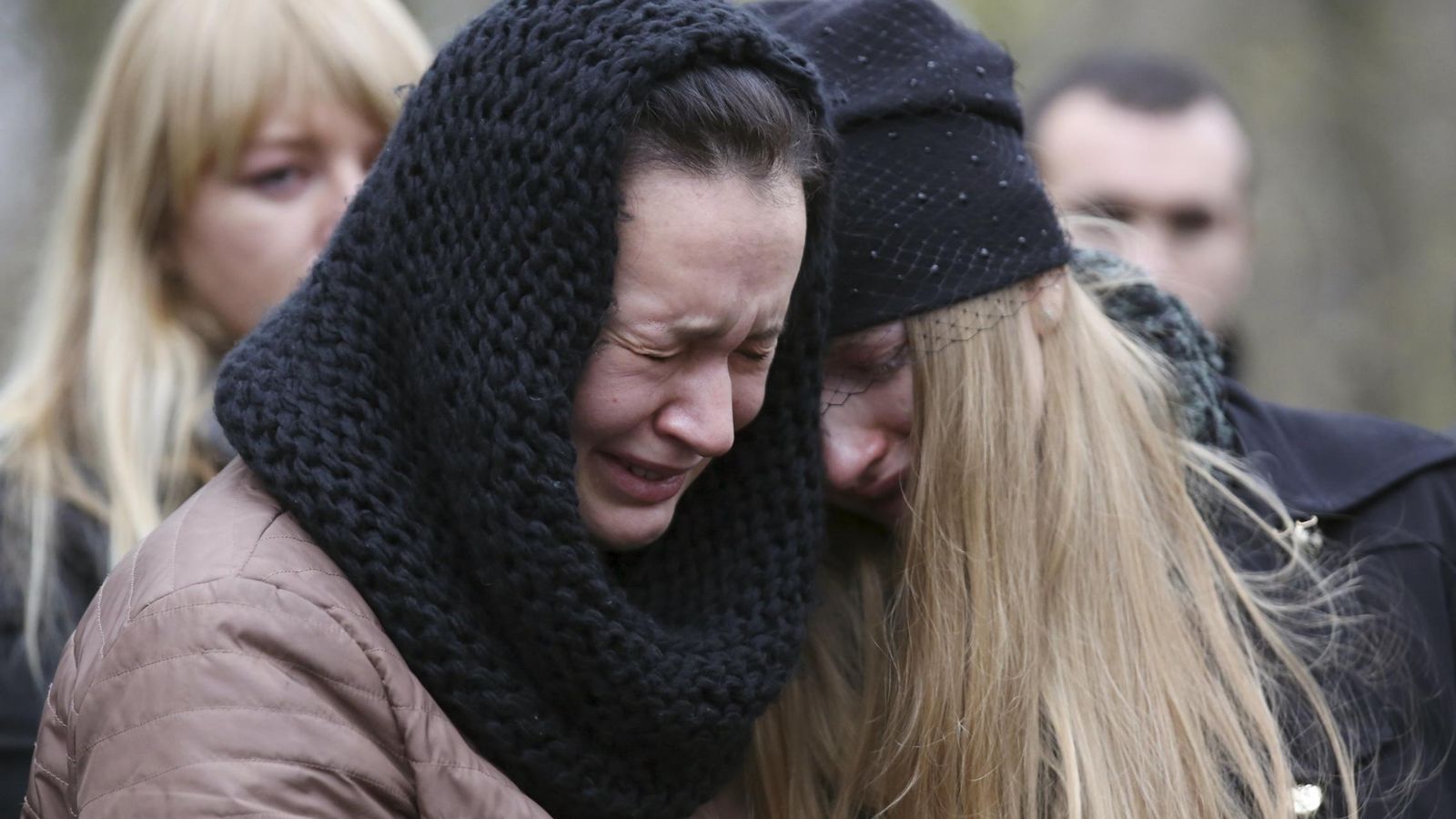 Foto: Dos mujeres lloran la muerte de sus familiares en el atentado contra el avión ruso que partió desde Egipto (REUTERS)