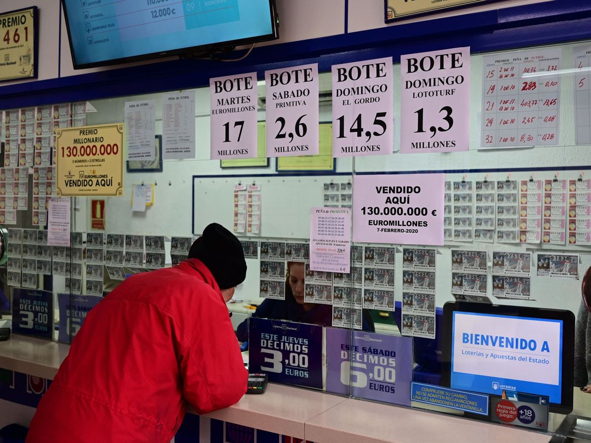 Foto: Un cliente compra lotería en una Administración. (EFE)