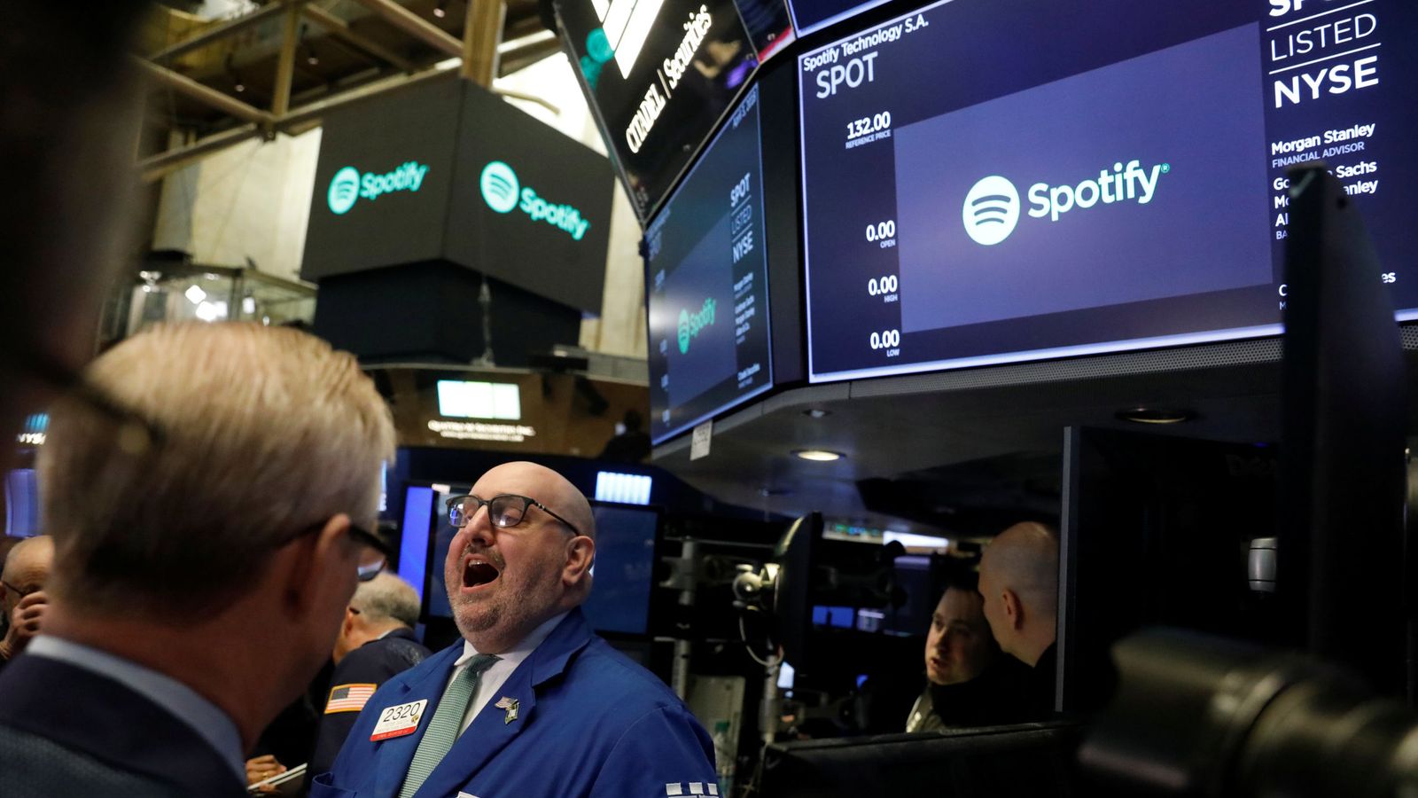 Foto: Traders antes del debut de Spotify. (Reuters)