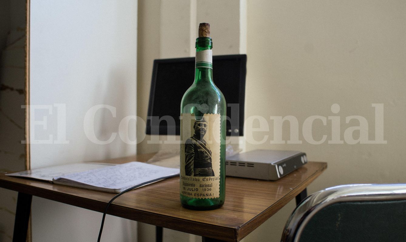 Detalle de una botella de vino con la imagen de Franco.