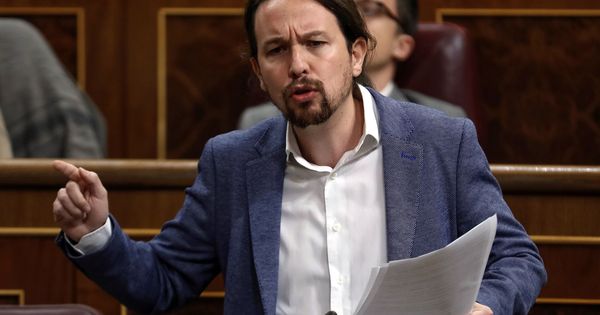 Foto: El líder de Unidos Podemos, Pablo Iglesias, pregunta al presidente del Gobierno, Mariano Rajoy, durante la última sesión de control al Gobierno. (EFE)
