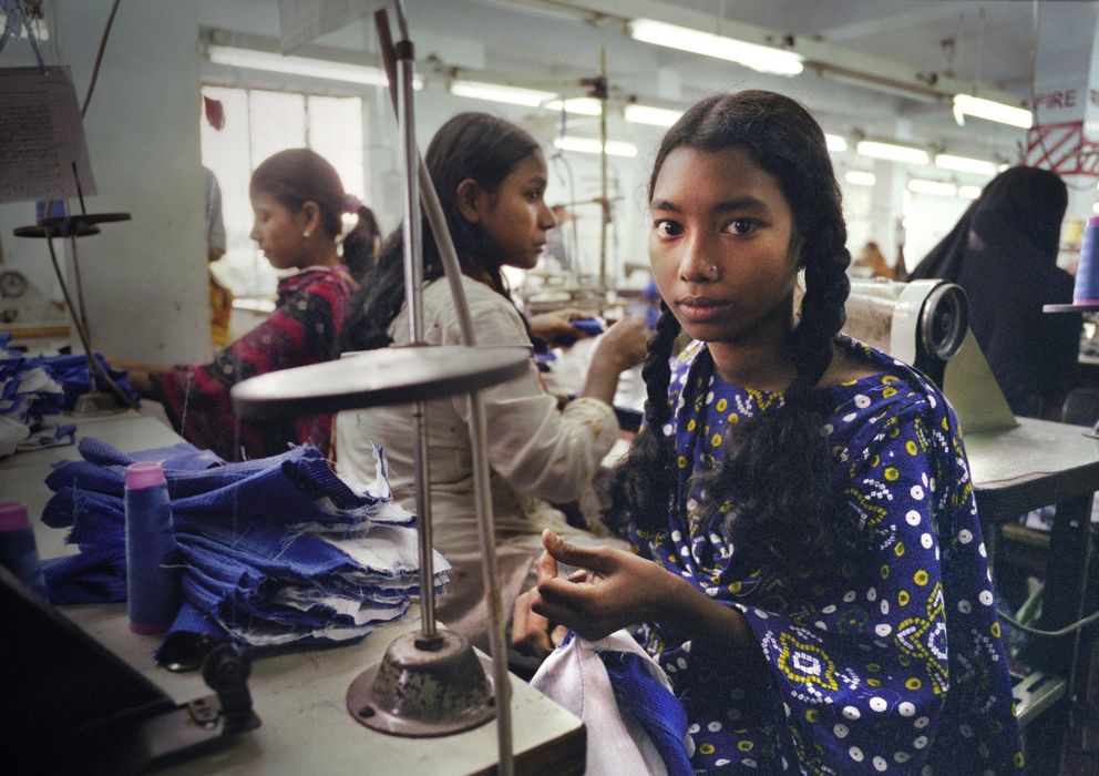 Foto: Una joven india trabajando en una de las fábricas textiles de Tamil Nadu.