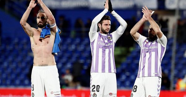 Foto: Jugadores del Valladolid aplauden a sus aficionados. (EFE)