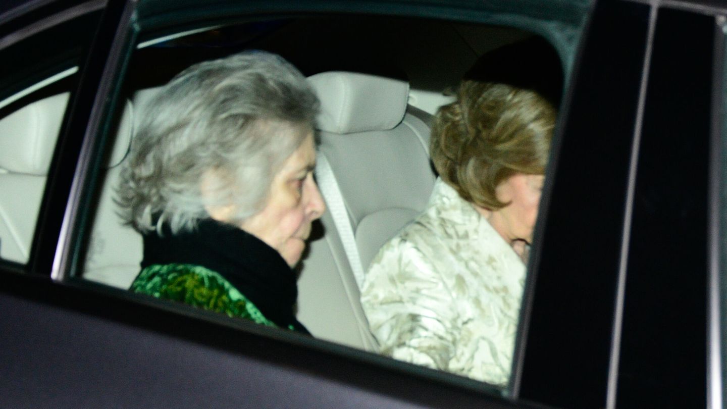 La reina Sofía y su hermana Irene salen de la fiesta de la princesa Leonor en El Pardo. (Europa Press/Óscar Ortiz)