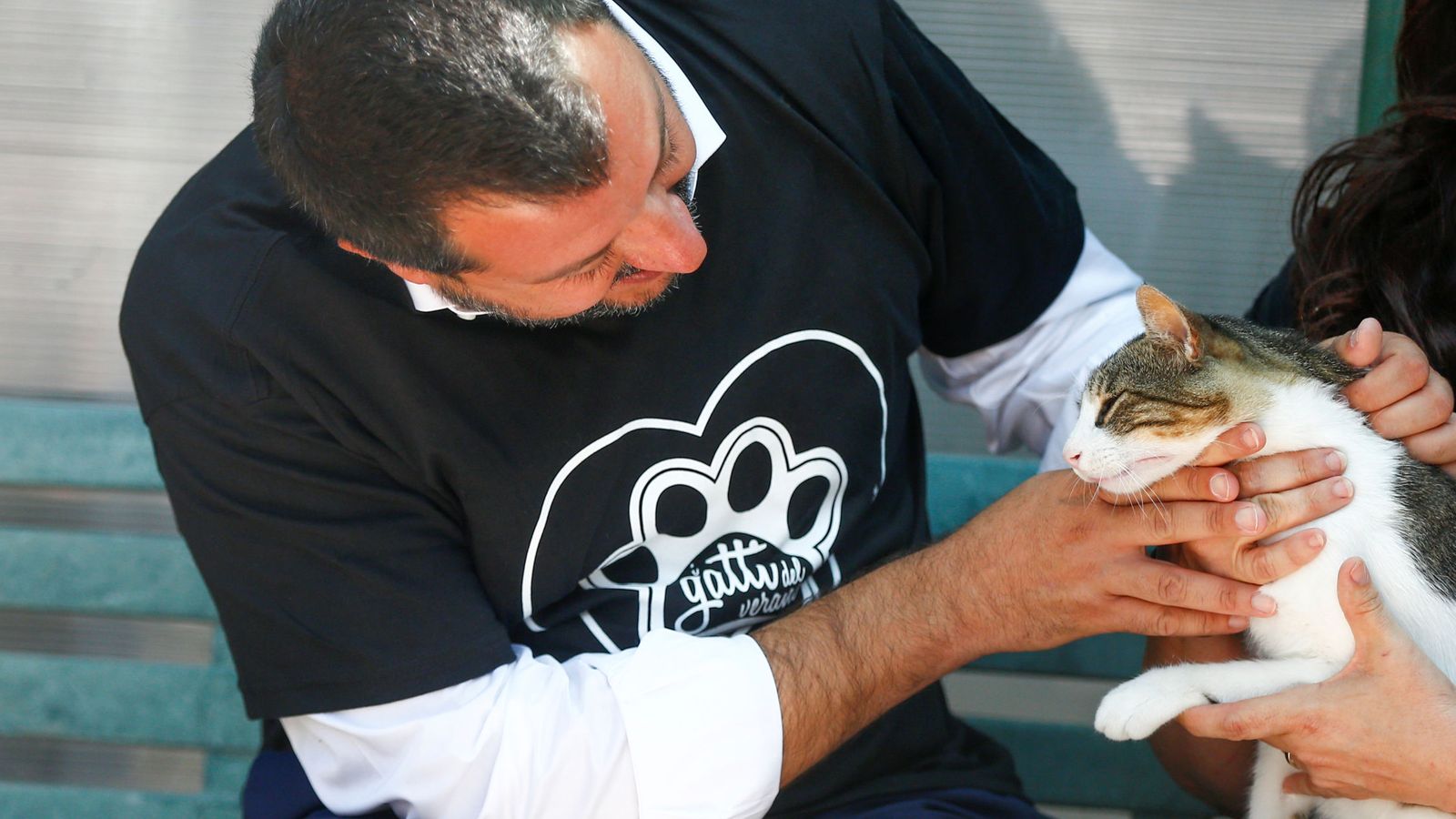 Foto: El primer ministro italiano, Matteo Salvini, acariciando a un gato durante un acto en Roma (Reuters/Yara Nardi)