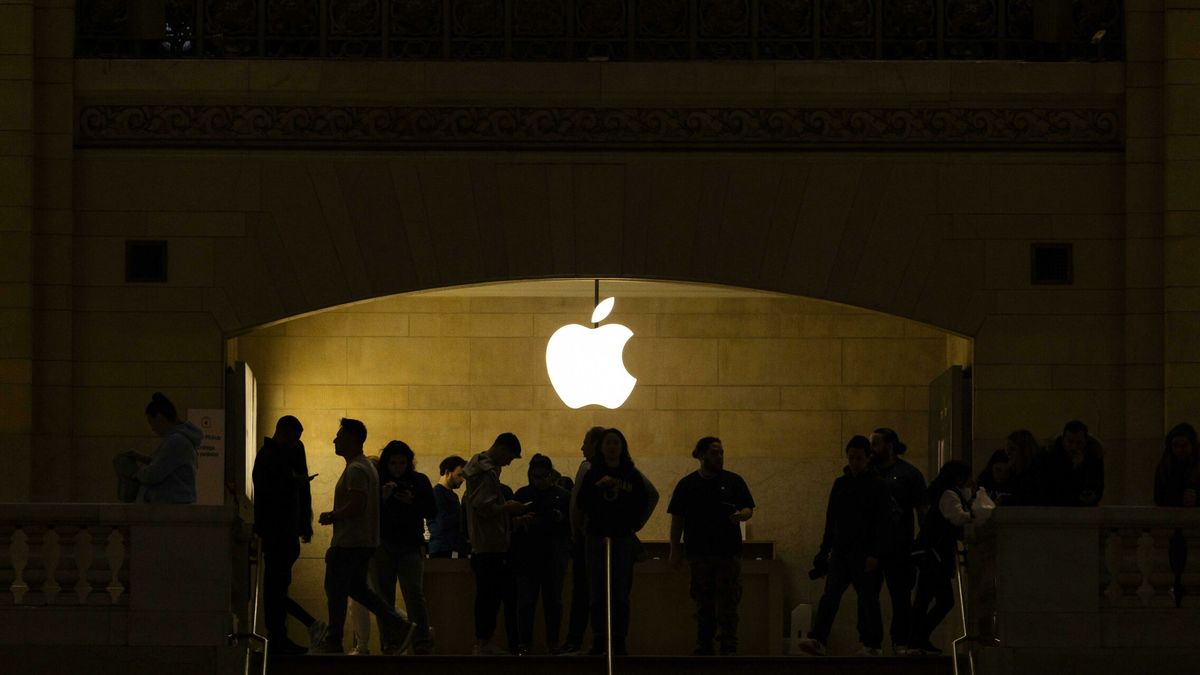 La 'jaula dorada' de Apple: por qué EEUU demanda a la última joya de su corona