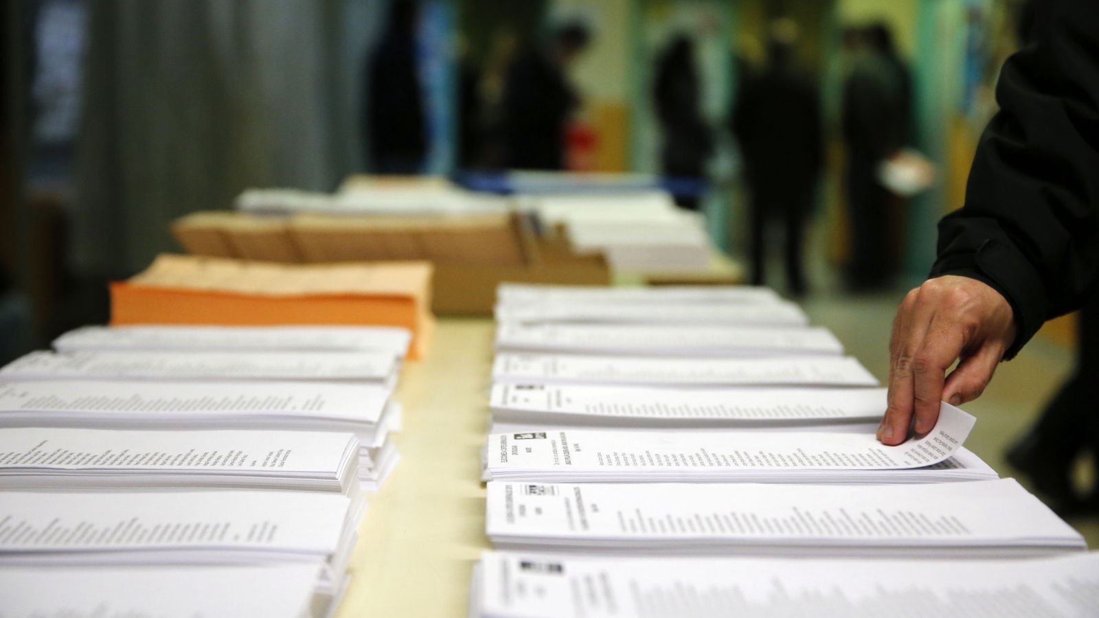 Foto: Papeletas de los diferentes partidos en un colegio electoral. (EFE)