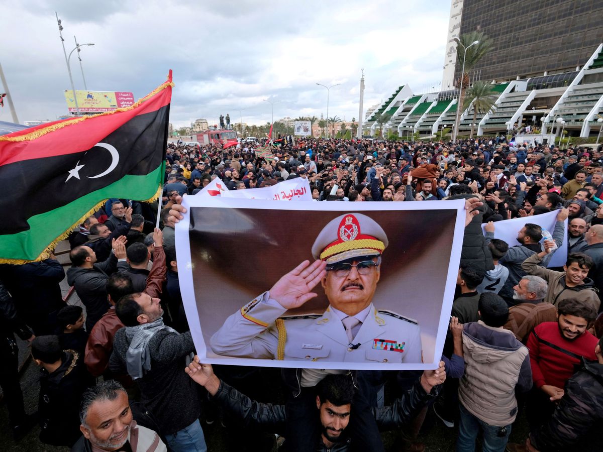 Foto: Una fotografía del mariscal Hafter durante unas protestas en Libia. (Reuters)
