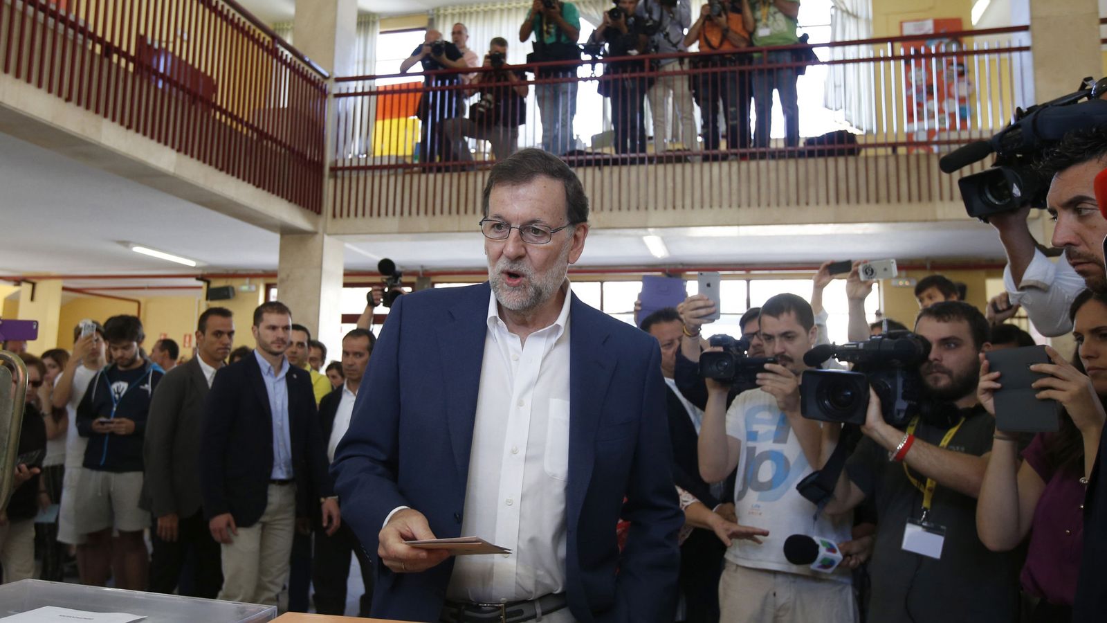 Foto: Mariano Rajoy vota en una de las urnas del colegio Bernadette del distrito madrileño de Aravaca, el pasado 26 de junio. (EFE)