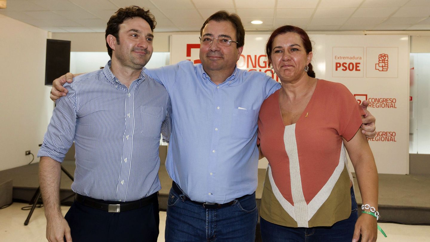 Guillermo Fernández Vara (c), con Eva Pérez y Enrique Pérez, tras ser reelegido como secretario general del PSOE extremeño. (EFE)