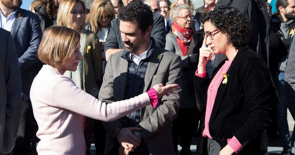 Foto: Roger Torrent (centro), junto a la presidenta del Parlament, Carme Forcadell (izq.), y la secretaria general de ERC, Marta Rovira (dcha.) | Foto: EFE